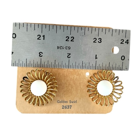 EMMONS VTG 1950s  Gold Tone and White Clip On Sri in Original Box! - Picture 4 of 16